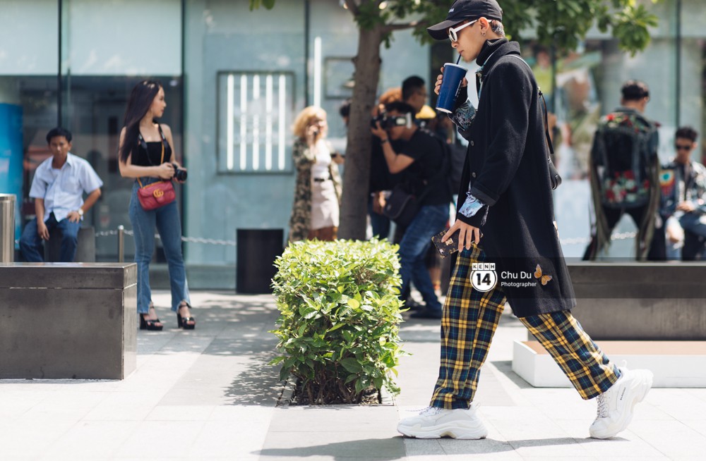 Street style VIFW ngày 2: Đồ lưới, shorts, giày cao gót được... phái nam tận dụng triệt để